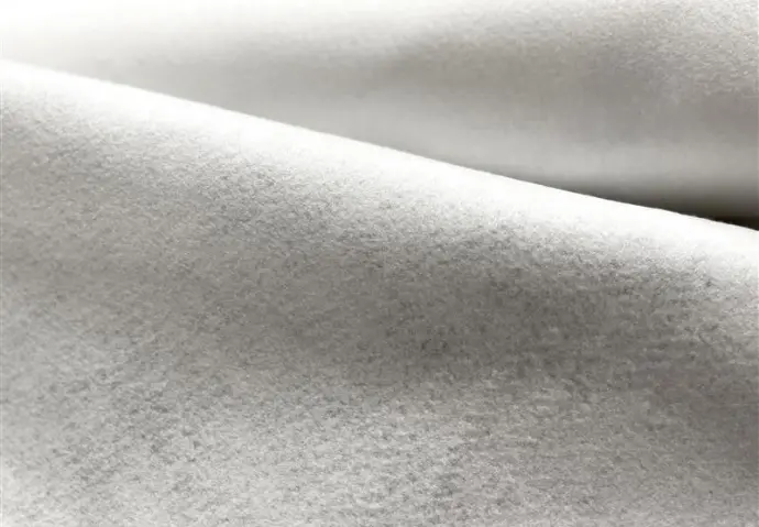 300 g/m2 nem szőtt geotextília tekercs, 6 m x 100 m, fehér